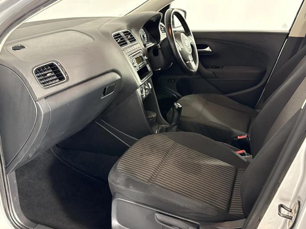 2011-Volkswagen-Polo-16-Comfortline image:8