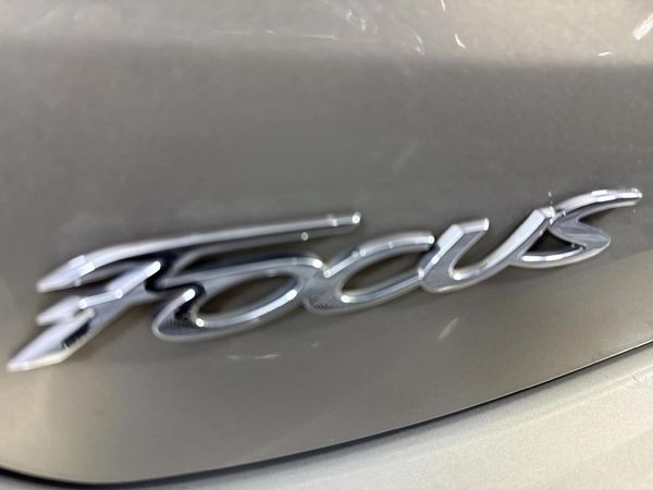 2016-Ford-Focus-10-EcoBoost-Trend-5-dr image:11