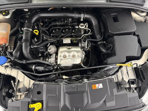 2016-Ford-Focus-10-EcoBoost-Trend-5-dr image:13