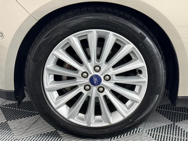 2016-Ford-Focus-10-EcoBoost-Trend-5-dr image:4