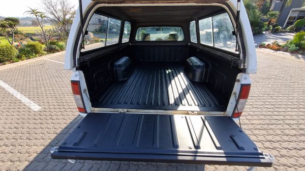 2021-Nissan-NP300-Nissan-NP300-25TDI-MID-PU-SC-AC image:9