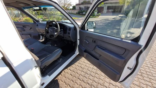 2021-Nissan-NP300-Nissan-NP300-25TDI-MID-PU-SC-AC image:11