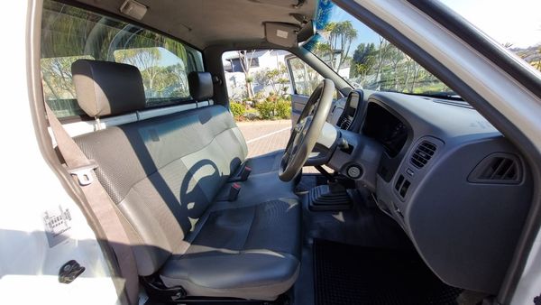 2021-Nissan-NP300-Nissan-NP300-25TDI-MID-PU-SC-AC image:12