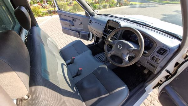 2021-Nissan-NP300-Nissan-NP300-25TDI-MID-PU-SC-AC image:13