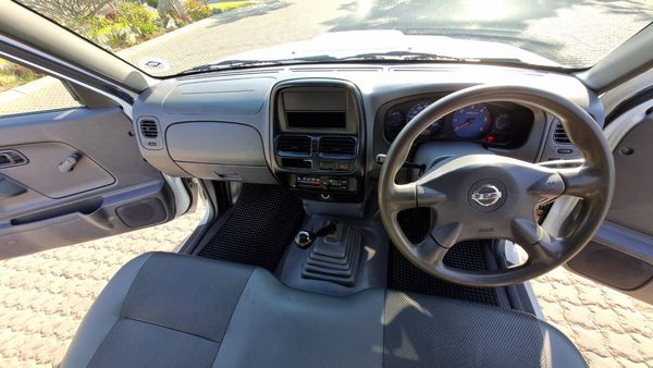 2021-Nissan-NP300-Nissan-NP300-25TDI-MID-PU-SC-AC image:14