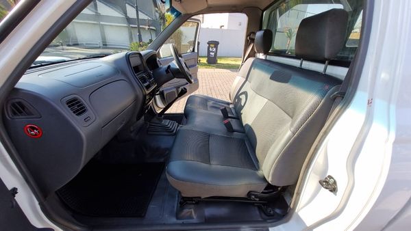 2021-Nissan-NP300-Nissan-NP300-25TDI-MID-PU-SC-AC image:16