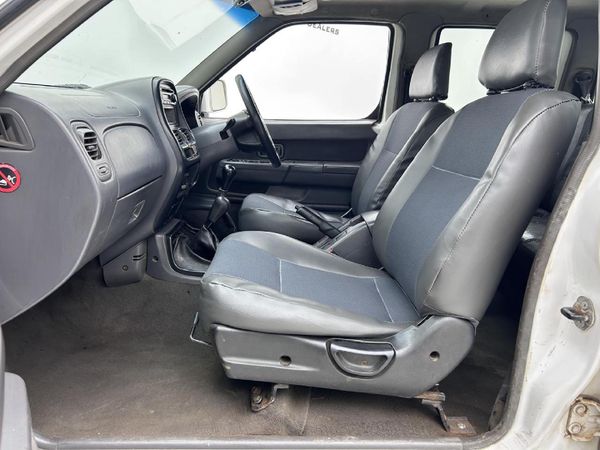 2007-Nissan-Hardbody-2400i-SE-4x4-Double-Cab image:6