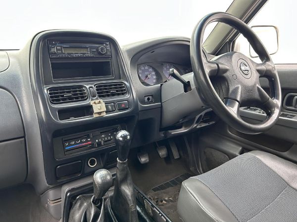 2007-Nissan-Hardbody-2400i-SE-4x4-Double-Cab image:7