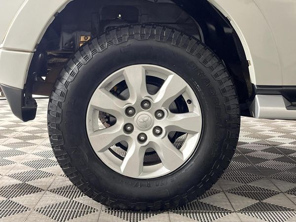 2013-Mitsubishi-Pajero-32-Di-Dc-GLS-SWB-Auto image:5