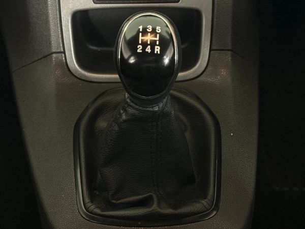 2016-Ford-Fiesta-14-Ambiente-5-dr image:10