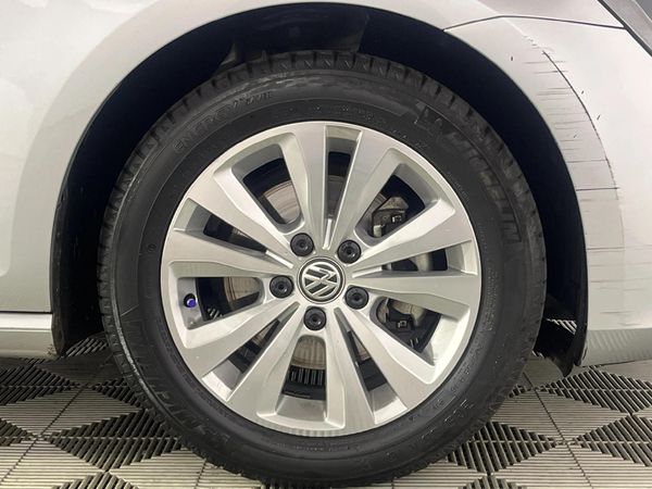 2015-Volkswagen-Golf-VII-14-TSI-Comfortline-Auto image:5
