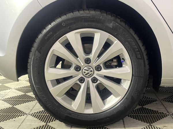 2015-Volkswagen-Golf-VII-14-TSI-Comfortline-Auto image:7