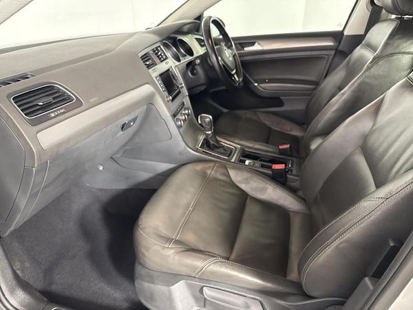 2015-Volkswagen-Golf-VII-14-TSI-Comfortline-Auto image:8