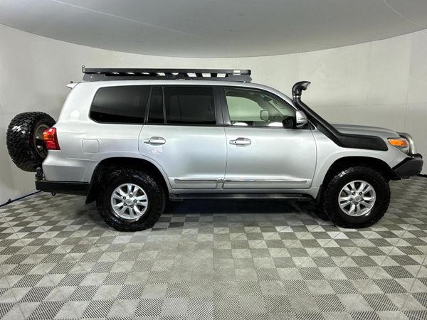 2014-Toyota-Land-Cruiser-200-45-D-V8-VX-Auto image:14