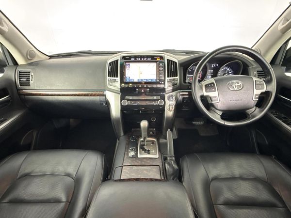 2014-Toyota-Land-Cruiser-200-45-D-V8-VX-Auto image:1