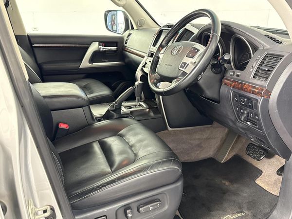 2014-Toyota-Land-Cruiser-200-45-D-V8-VX-Auto image:8