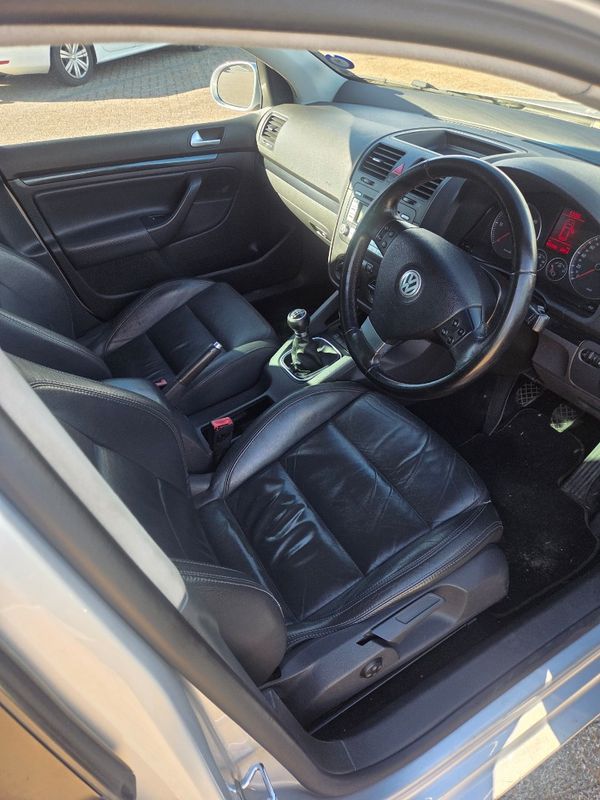 2009-Volkswagen-Golf-20-TDI-Sportline image:10