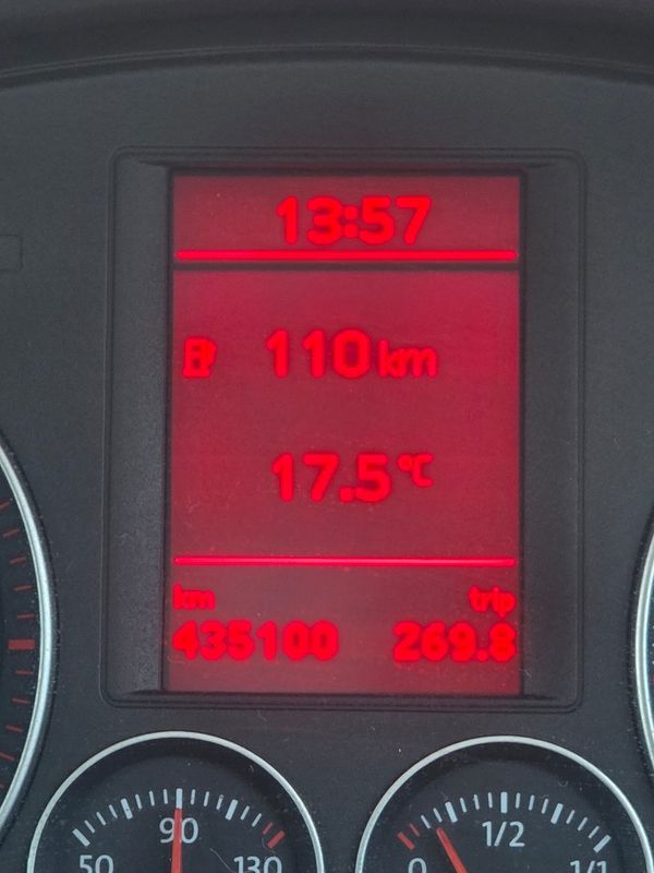 2009-Volkswagen-Golf-20-TDI-Sportline image:13