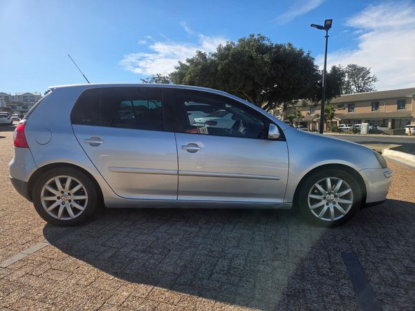 2009-Volkswagen-Golf-20-TDI-Sportline image:4