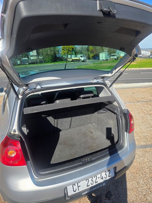 2009-Volkswagen-Golf-20-TDI-Sportline image:6