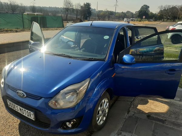2013-Ford-Figo-14-Ambiente image:10