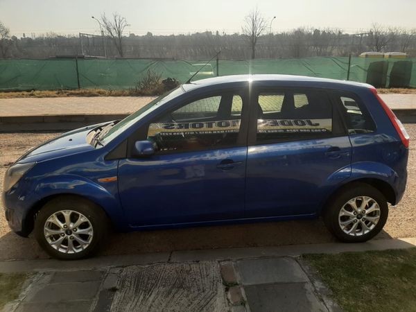 2013-Ford-Figo-14-Ambiente image:12