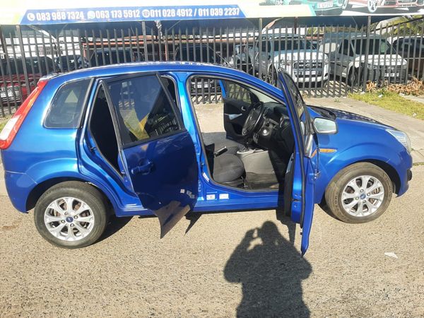 2013-Ford-Figo-14-Ambiente image:14