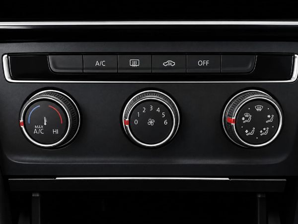 2020-Volkswagen-Golf-VII-10-TSI-Trendline image:19