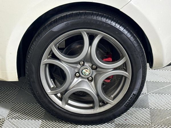 2011-Alfa-Romeo-MiTo-14-Quadrifoglio-Verde image:5