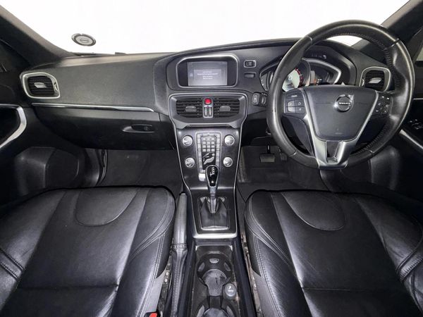 2019-Volvo-V40-T4-Momentum-Auto image:1