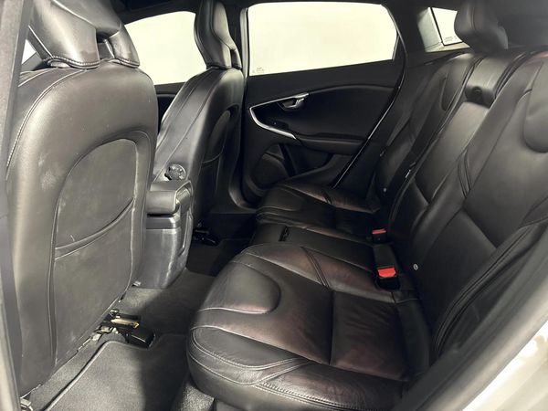 2019-Volvo-V40-T4-Momentum-Auto image:3