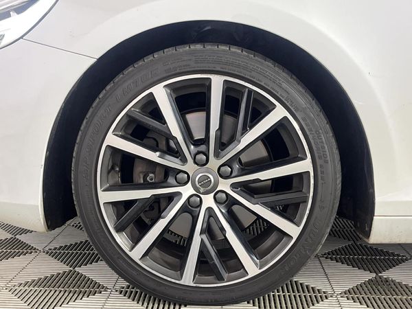 2019-Volvo-V40-T4-Momentum-Auto image:4