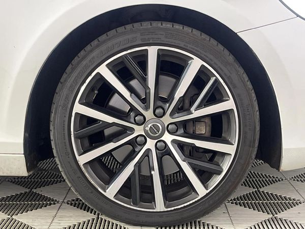 2019-Volvo-V40-T4-Momentum-Auto image:5