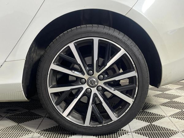 2019-Volvo-V40-T4-Momentum-Auto image:6