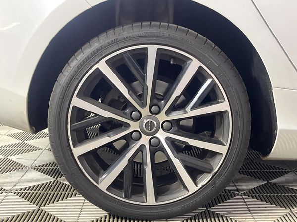 2019-Volvo-V40-T4-Momentum-Auto image:7