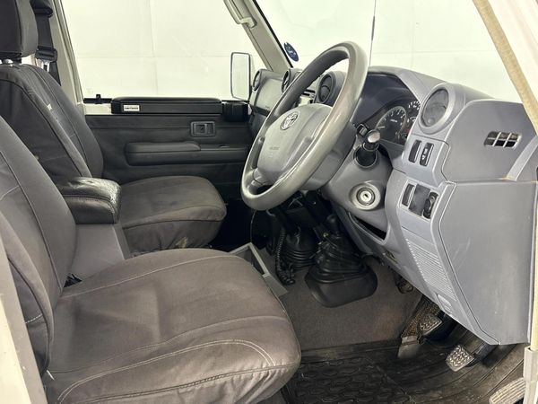 2016-Toyota-Land-Cruiser-79-45-D-Double-Cab image:9