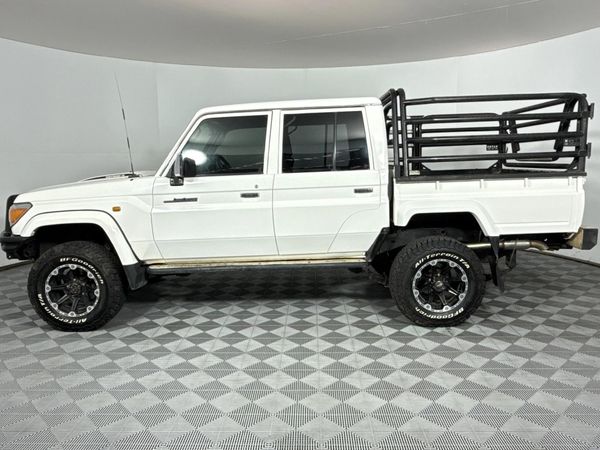 2016-Toyota-Land-Cruiser-79-45-D-Double-Cab image:17