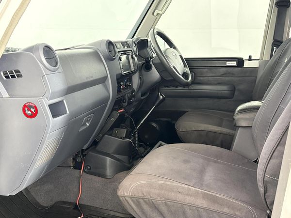 2016-Toyota-Land-Cruiser-79-45-D-Double-Cab image:8