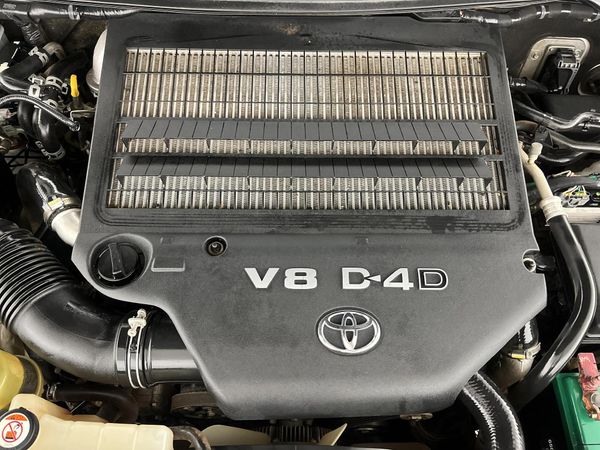 2017-Toyota-Land-Cruiser-200-45-D-V8-VX-Auto image:11