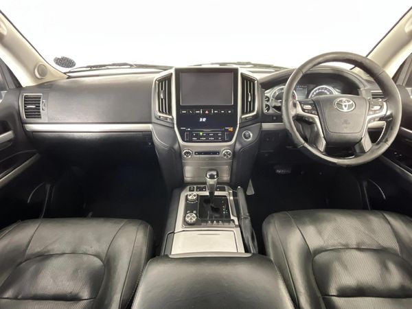 2017-Toyota-Land-Cruiser-200-45-D-V8-VX-Auto image:1