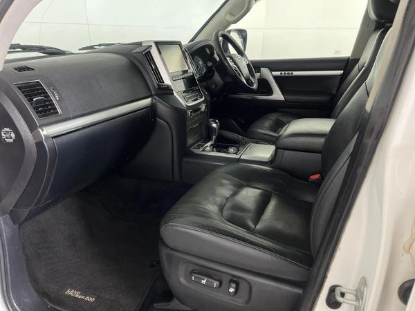 2017-Toyota-Land-Cruiser-200-45-D-V8-VX-Auto image:7