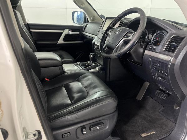 2017-Toyota-Land-Cruiser-200-45-D-V8-VX-Auto image:8