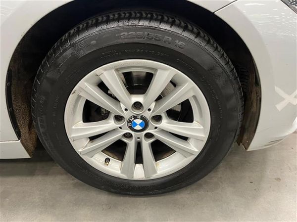2016-BMW-3-Series-318i-Sport-Line-Auto image:8