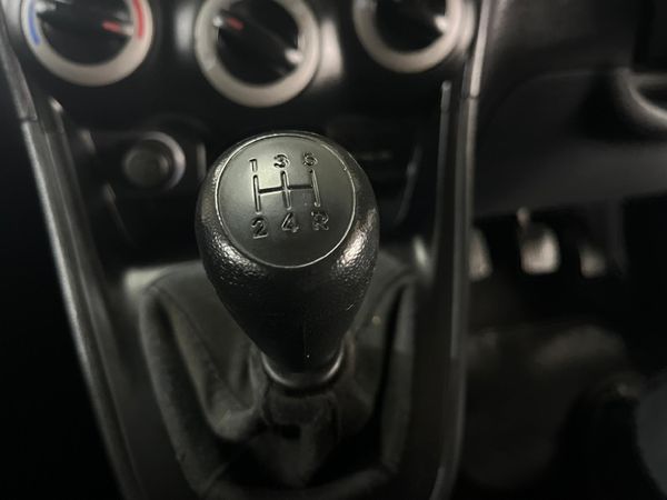 2013-Hyundai-i10-125-GLS-Fluid image:13