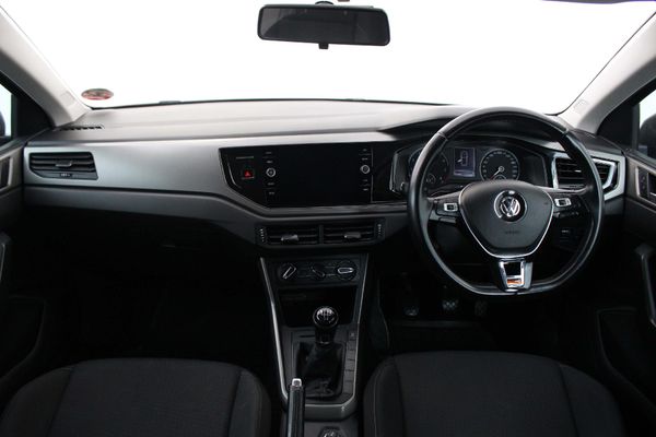 2018-Volkswagen-Polo-10-TSI-Comfortline image:1