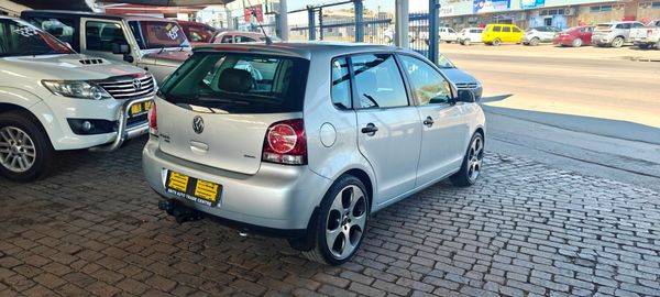 2011-Volkswagen-Polo-Vivo-14-Blueline-5-dr image:4
