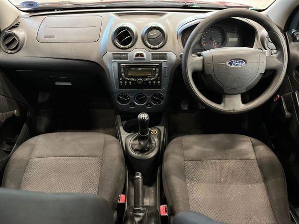 2014-Ford-Figo-14-Ambiente image:9