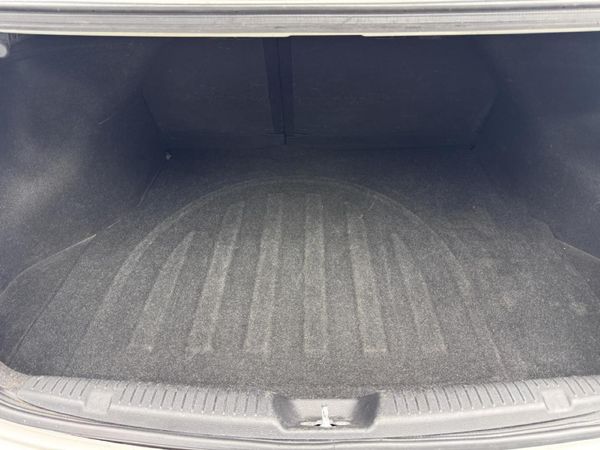 2012-Hyundai-Elantra-16 image:12