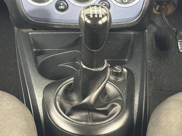 2014-Ford-Figo-14-Ambiente image:10