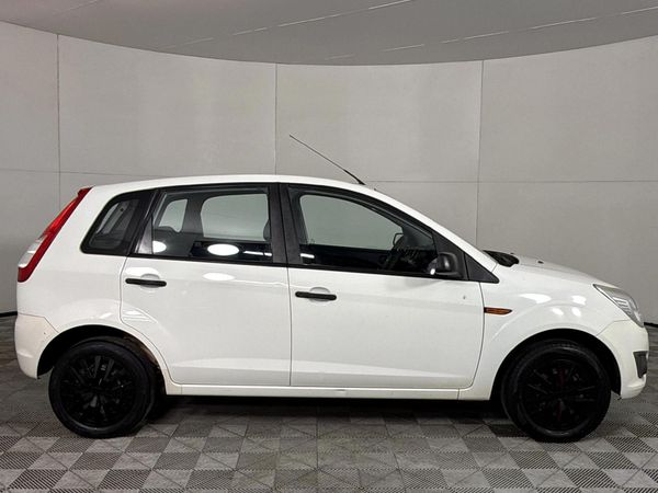 2014-Ford-Figo-14-Ambiente image:15